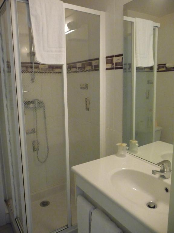 Hotel Les Tilleuls De Pareloup A Salles-Curan Стая снимка