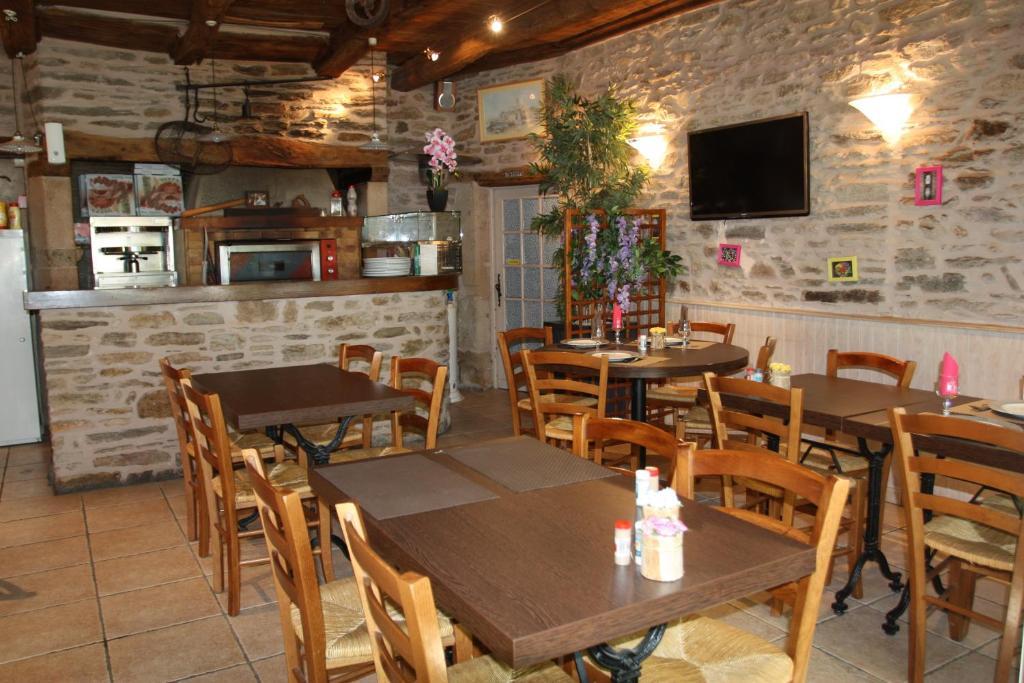 Hotel Les Tilleuls De Pareloup A Salles-Curan Екстериор снимка